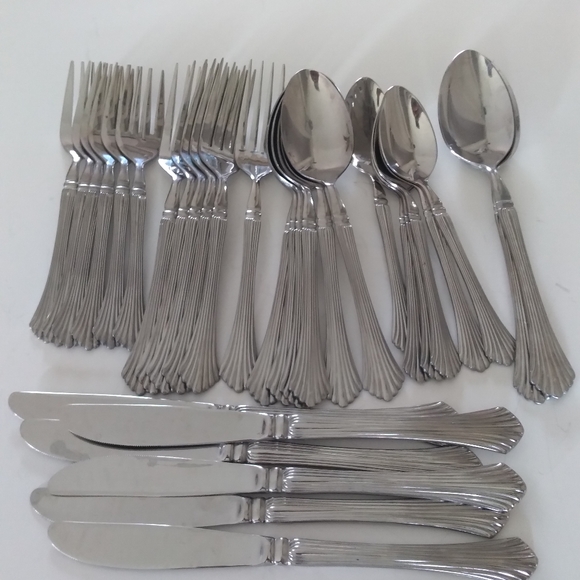Wesley Forge 32 pcs. Flatware knife Spoons, Dinner Forks - Picture 2 of 11
